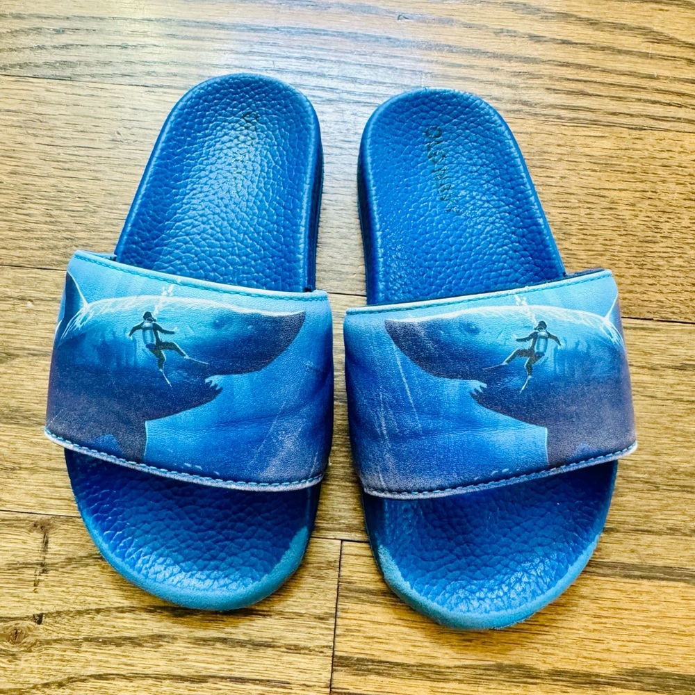 Old Navy shark slide sandals, size 10-11